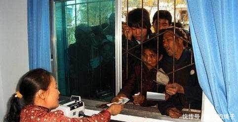 专家想不明白有钱人不愁吃穿，为何还要抢低保老农说出实话