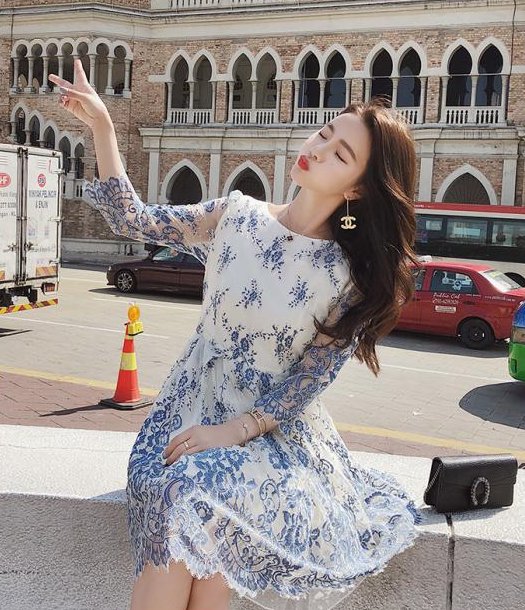 一股从大洋彼岸吹来的蕾丝风”席卷而来“，隐约蕾丝裙，当下正兴