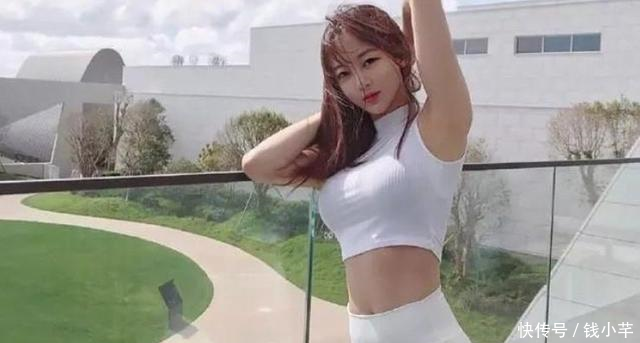 时尚穿搭打底裤的简约装扮，让女人到哪里都能显出自信十足！