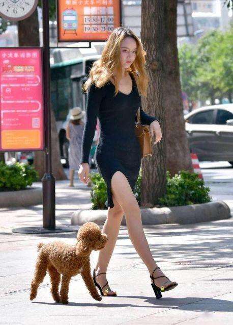 街拍: 图五“露胃装”配“鱼嘴”长筒鞋, 露出了大腿, 充满魅力!