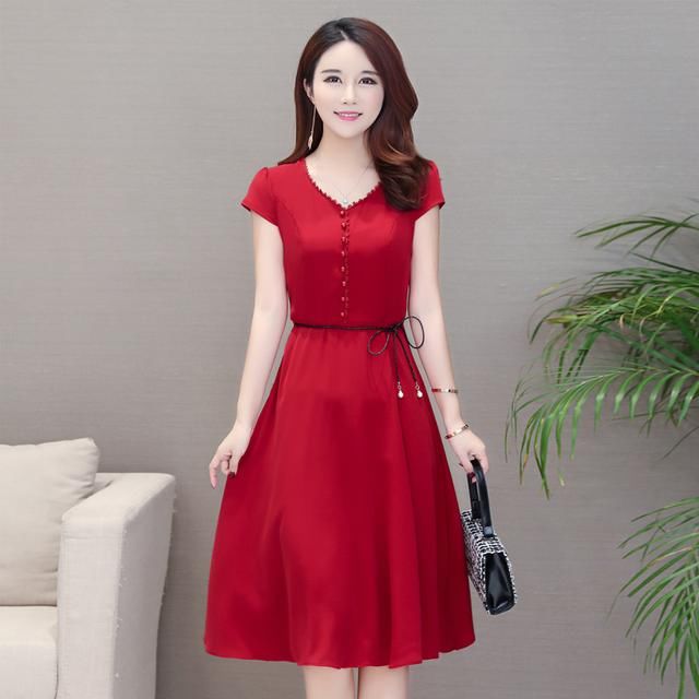 四五十岁的女人别乱穿，今年最流行的连衣裙，美得让你尖叫