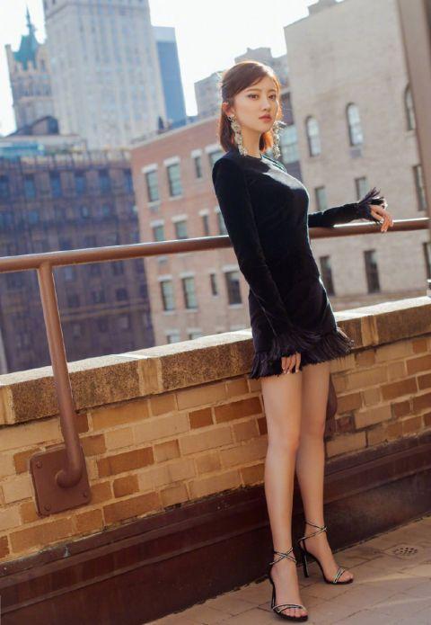 30岁景甜穿黑色短裙亮相 尽显女神气质