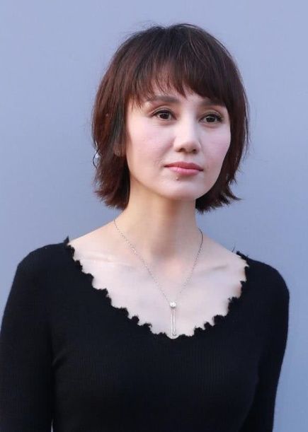 袁泉穿白色裙子搭配黑色小高跟直接出镜!网友:气质真好!