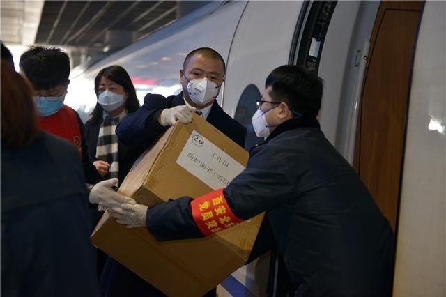  国家|第三批国家中医医疗队乘高铁火速驰援湖北
