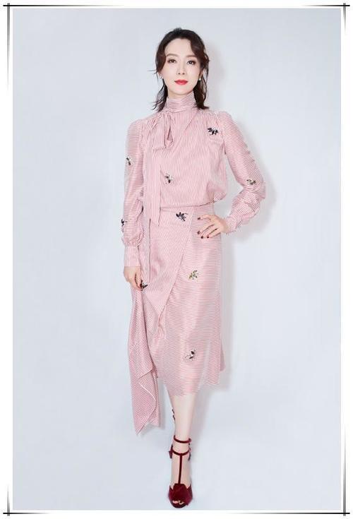 40岁女人就别乱穿了，学陈数这样，一件白T恤也能穿出高级感！