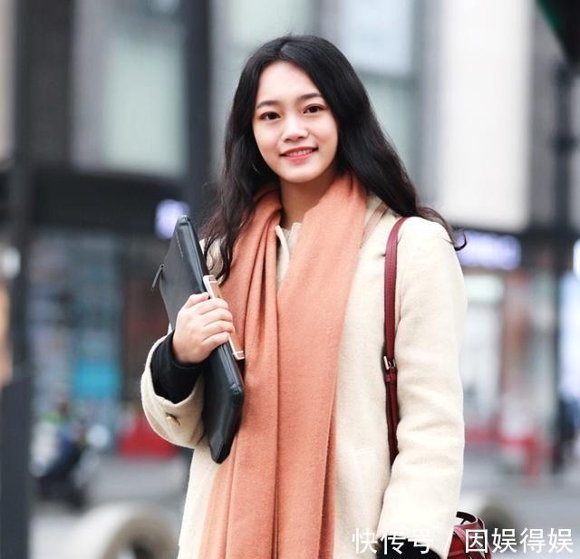 感染力■街拍小姐姐穿着黑色网纱的仙女裙,太有感染力了