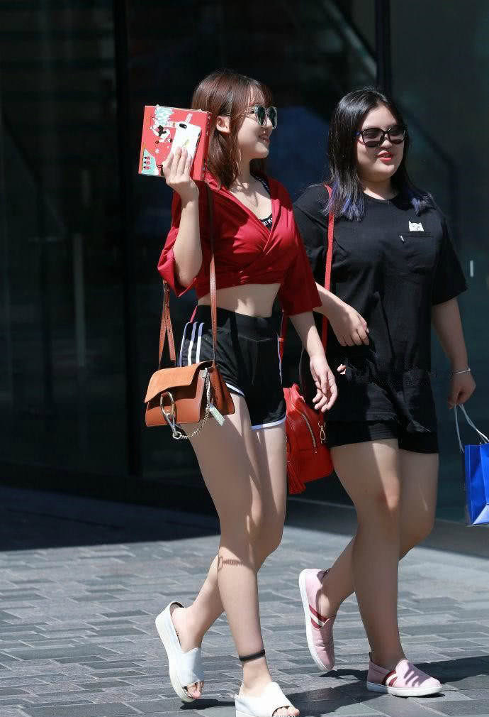 露脐装，紧身裤，简单时尚的穿搭给小姐姐成熟性感的女人味