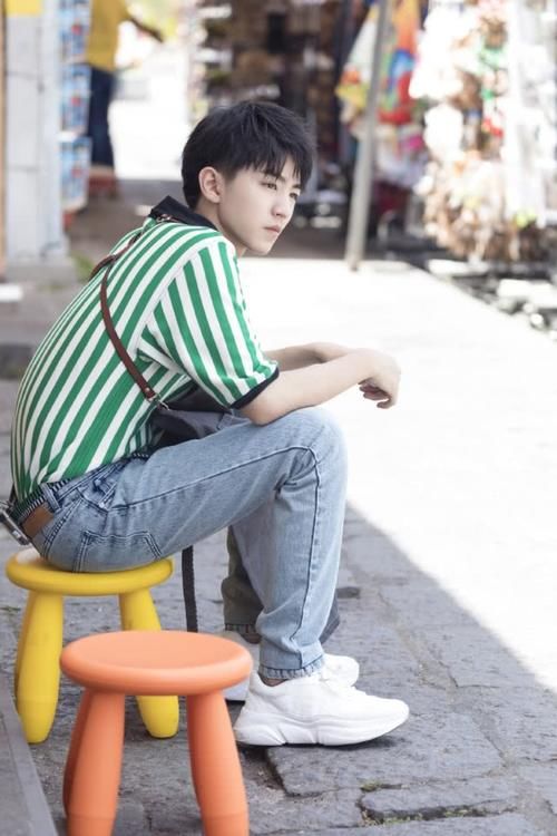 『龙虾』王俊凯也是敢穿，龙虾衬衫配粉紫色牛仔外套，想让人忽视都难