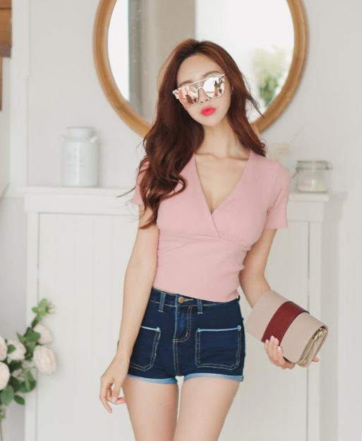 身穿粉色紧身衣美女，身材性感妩媚，突显白嫩皮肤，真·女神！