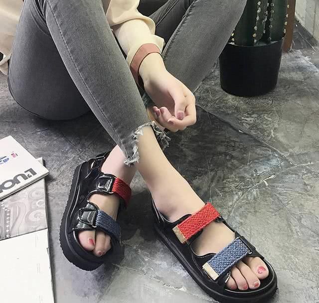  『收进』小白鞋收进鞋柜吧！被众多明星种草的这双凉鞋火了，百搭又减龄！