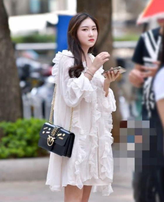 「身穿」街拍:眉清目秀的小美女,身穿连衣裙,时尚唯美气质唯美动人