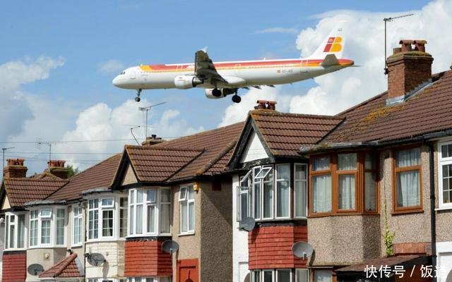  「飞过」房顶每天飞过1千架飞机，最低距离仅有10米，居民：快奔