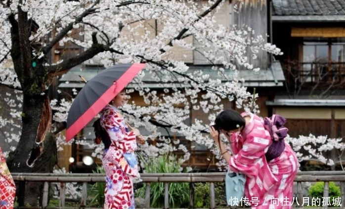 国内游客去日本时，喜欢租和服穿上街，为何日本女生反倒很少穿？