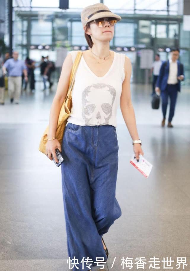 42岁的马伊琍真会打扮，穿破成这样的牛仔裤，够时尚！
