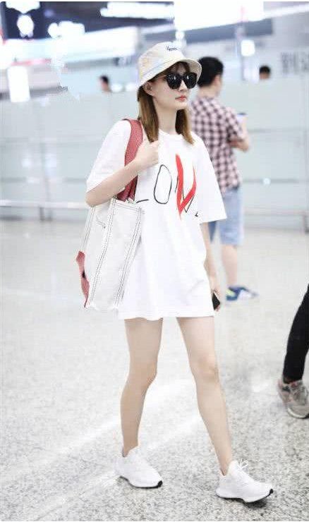 徐璐穿白T秀白腿，不料腿上2点黑色抢了镜，网友:在家给跪的