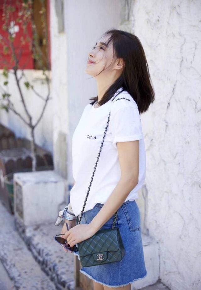 王智咋这么会穿，白色T遇到牛仔，玩出新花样