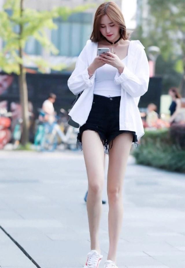  「时髦」街拍路人，多种时髦穿衣技巧让你穿出女神范儿，轻松玩转夏日时尚