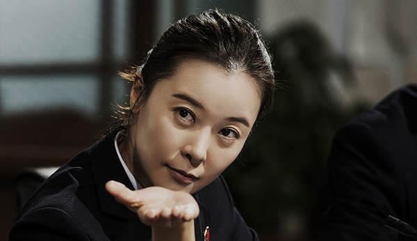 22岁就拿60万年薪,被李亚鹏深深伤害,今45岁美得发光却无人娶