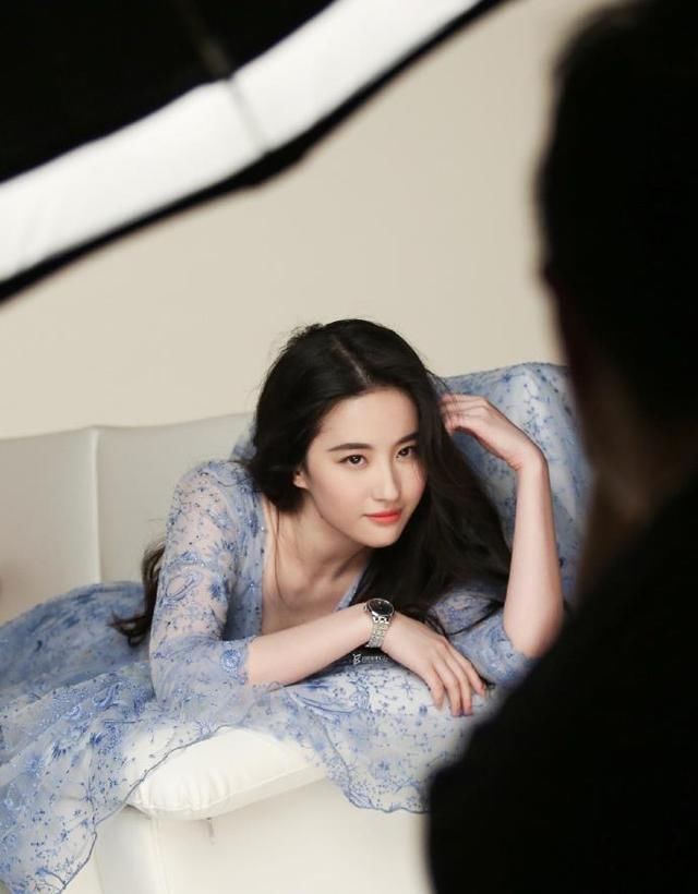 31岁江疏影与30岁刘亦菲同穿蓝裙，网友：御姐与天仙的差距！