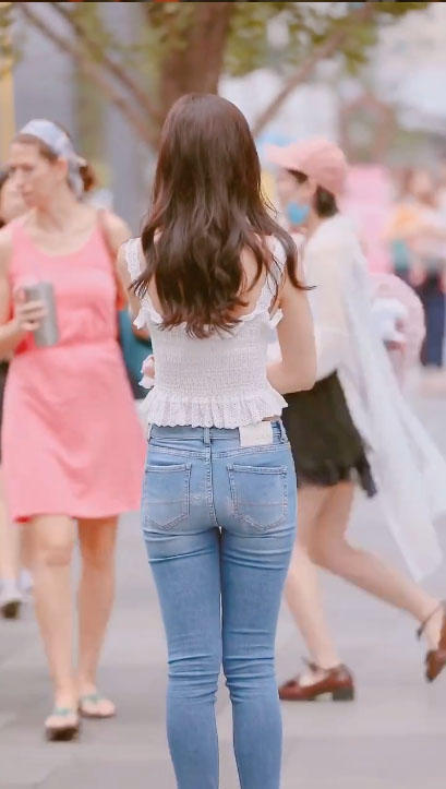 在人群中多看了你一眼,只因你身着一件蓝色牛仔裤,网友呼:女神