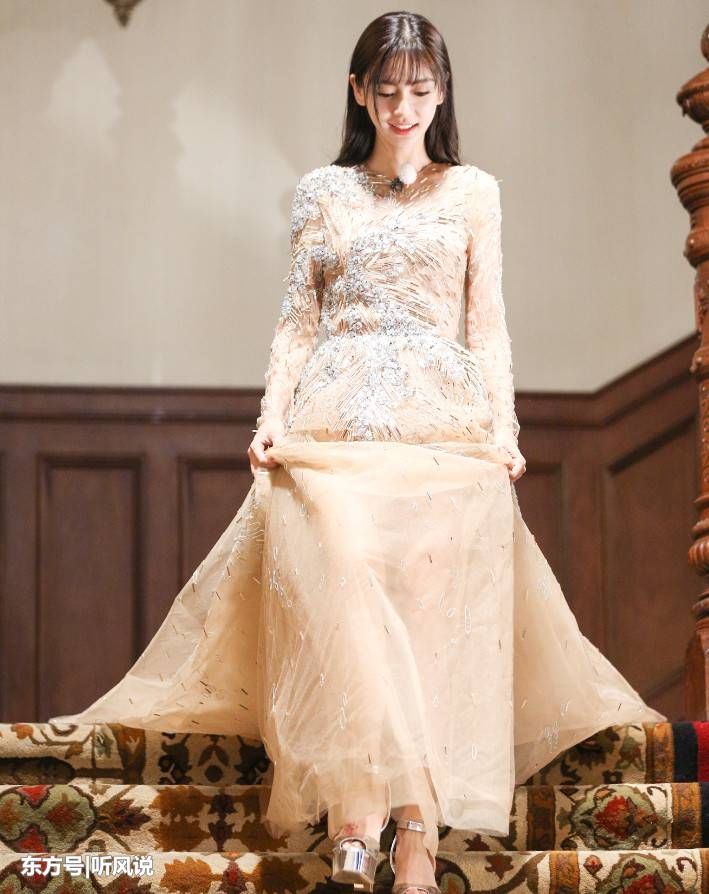 杨颖穿镂空裙好淑女,后背塞麦的接收器还这么瘦,真吃不胖体质?