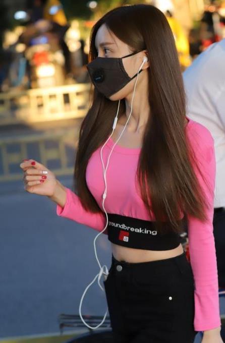  [俏丽]街拍：妍姿俏丽的美女，一件白色连衣裙外搭白色外套，时尚女神范