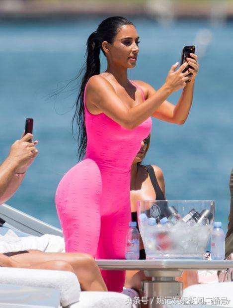 卡戴珊美炸了！这么紧的连体裤竟塞得下，网友：这身材逼死多少人