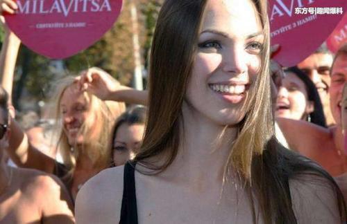 乌克兰美女穿着比基尼在街头游行, 只为自己能早日嫁出去