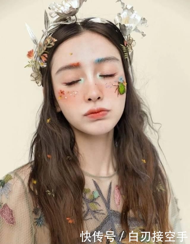  『花朵』2020开春 流行穿“开满花”的裙子，谁穿谁美！