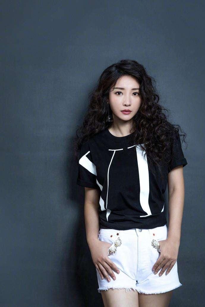 柳岩终于不再露肉了，穿T恤玩下衣消失秀腿，网友:清纯到认不出