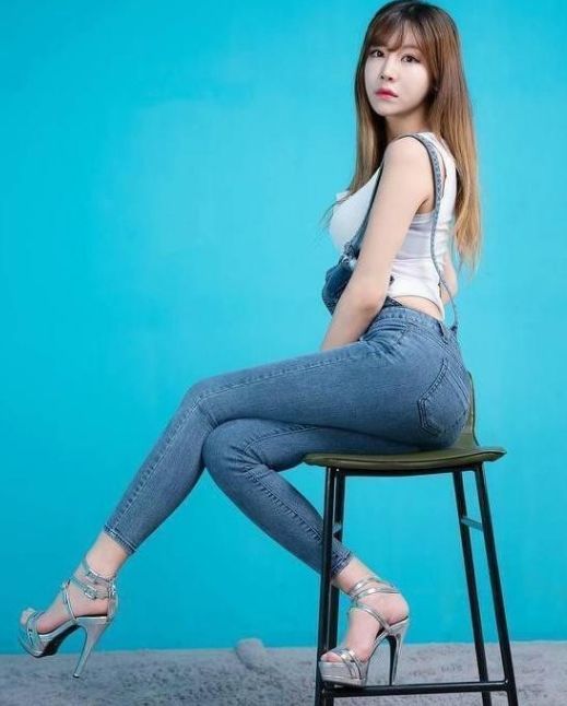 街拍: 露背的美女不仅是背影杀手, 正面更是性感迷人！