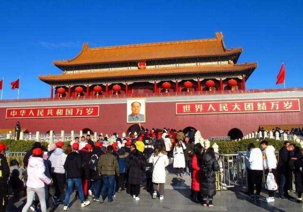 天安门城楼高挂大红灯笼，北京新年气氛浓，老外自拍忙