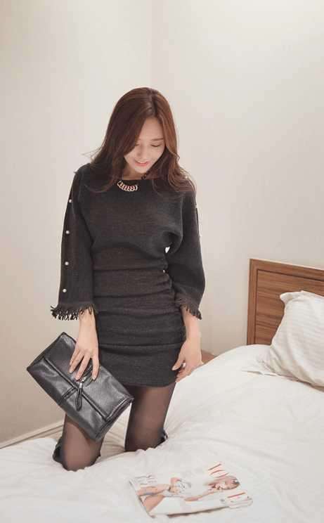 灰色修身裙黑丝袜高筒靴, 性感撩人搭配, 展现女性妙曼身姿