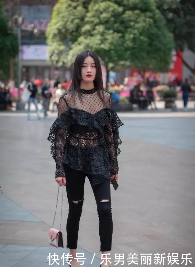 脚上搭配一■高跟鞋搭配包臀连衣裙,曼妙的身姿十分诱人
