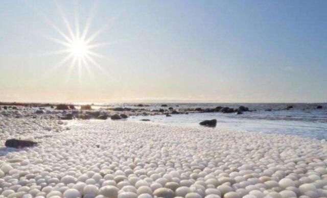 出现罕见异象，芬兰海滩引发全球关注，突然出现上万“冰蛋”