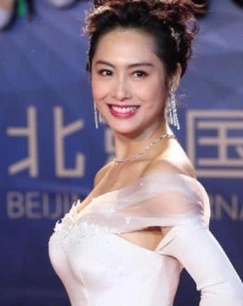 朱茵把衣服都撑变形了，紫霞仙子变样了？网友：黄贯中真幸福