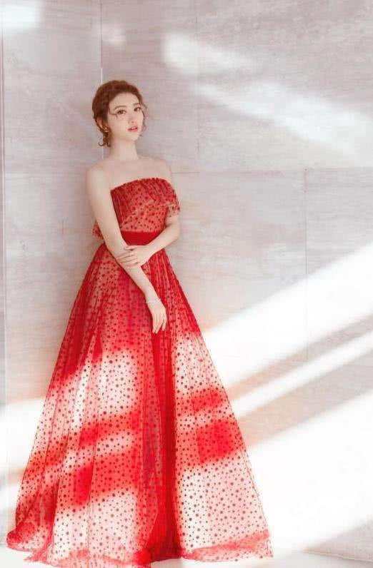 景甜失策了, 吊带裙性感却显身材臃肿, 网友: 都是衣服惹的祸!