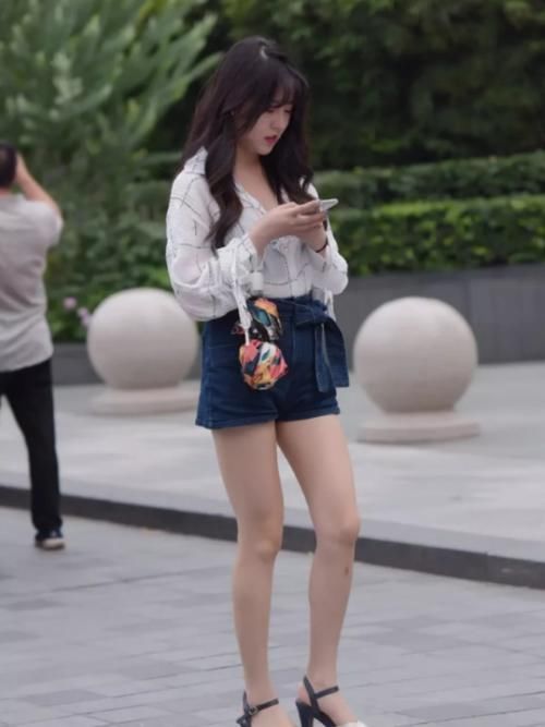  【迷人】“一边翘”的6厘米牛仔裤，最迷人的方格女神，网友：好美！