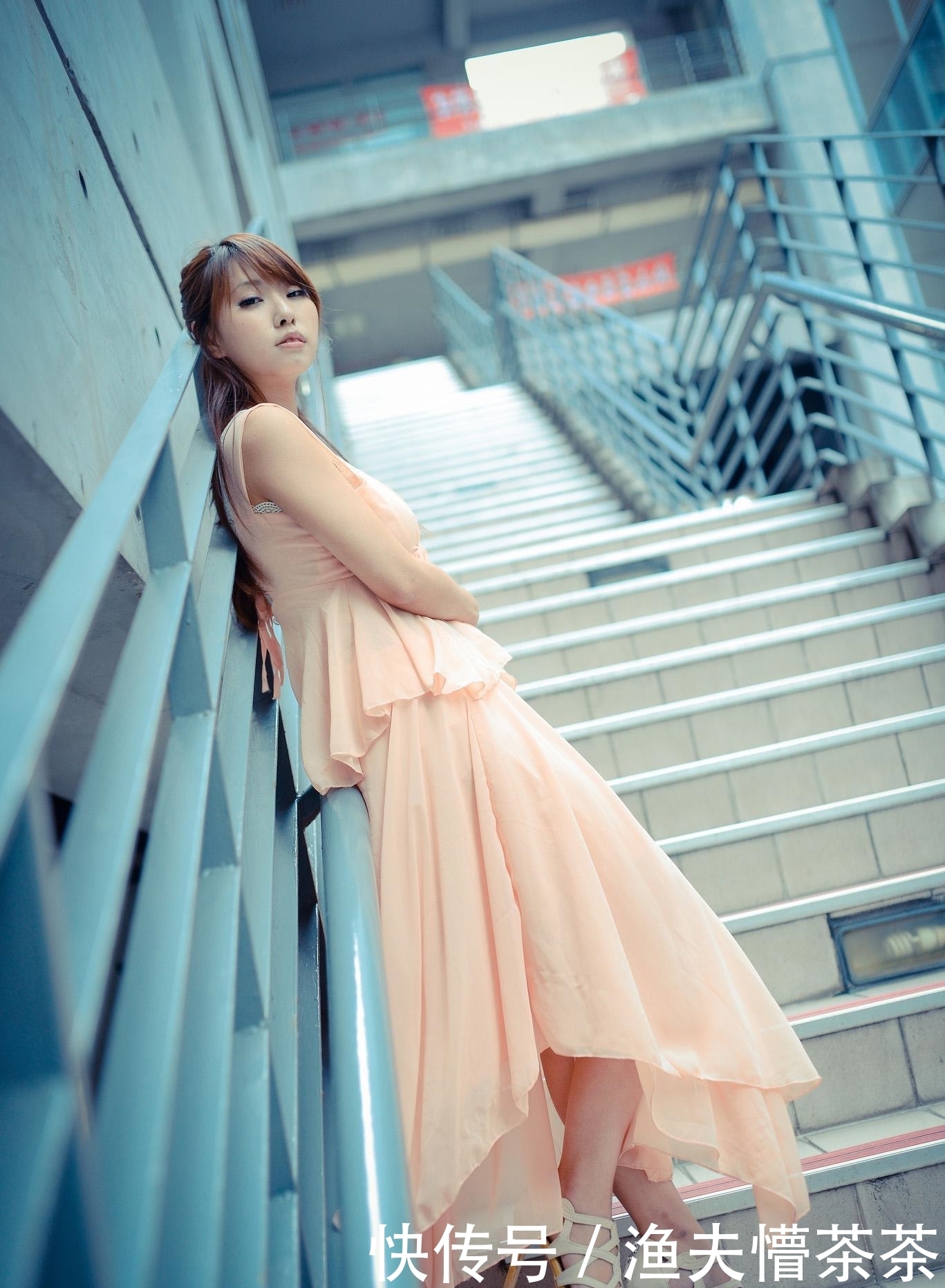  #写真#时尚穿搭推荐：时尚美女唯美写真，青春、靓丽，简直美爆了