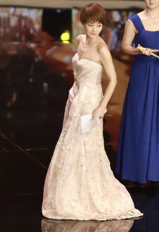 挺为难马伊琍穿抹胸裙的，感觉都撑不起来!不过这肩部线条很好看