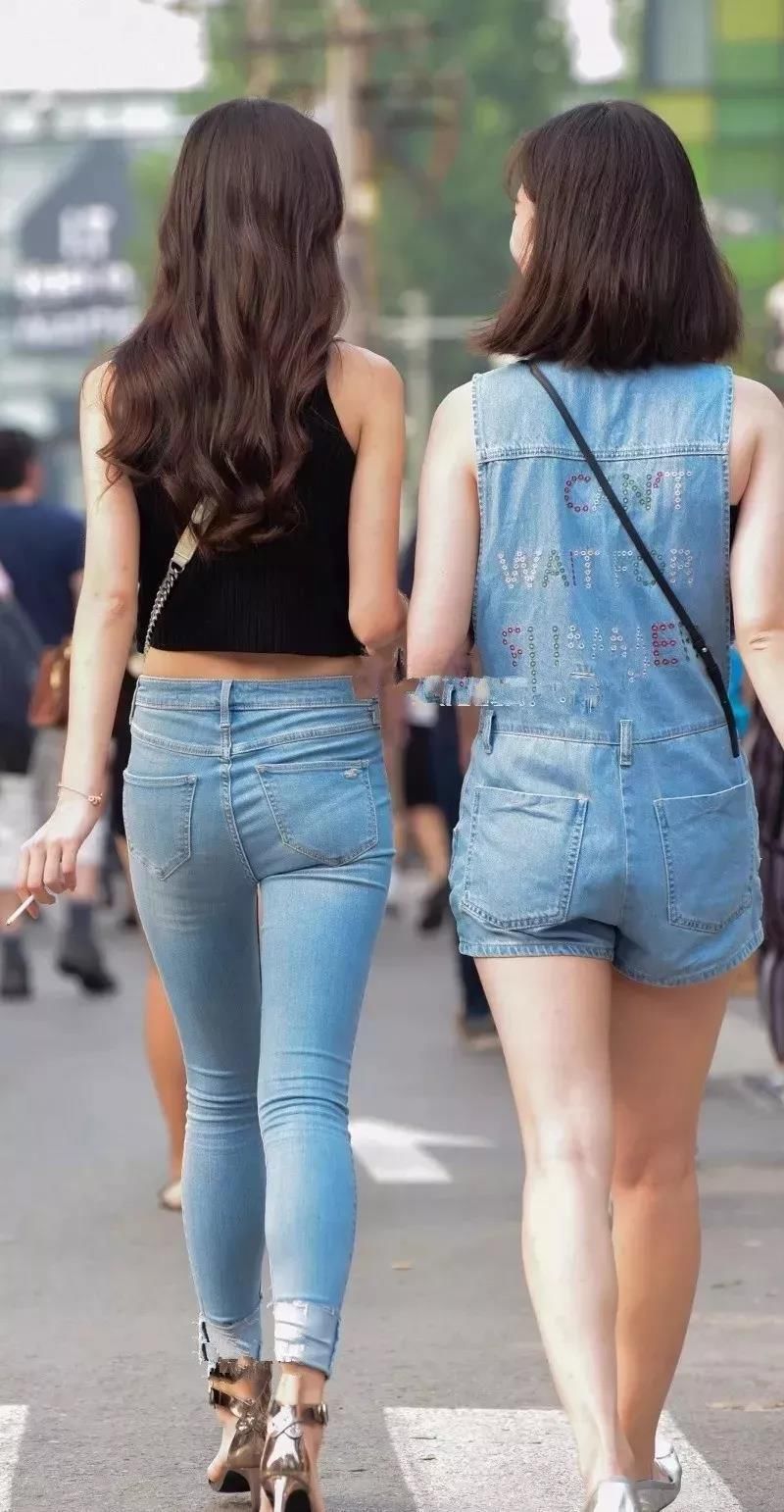 街拍：高挑紧身破洞牛仔裤骨感女郎