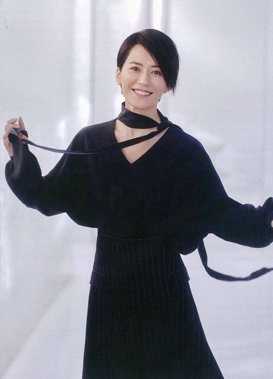 俞飞鸿为显脚小真拼!竟穿了一双“婴儿鞋”?连脚趾头都包不住