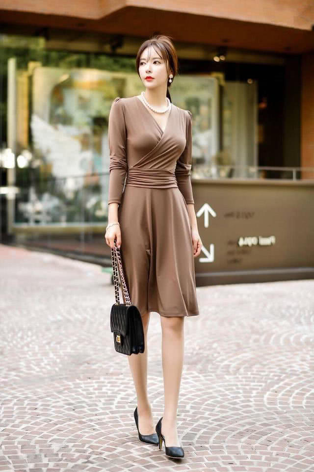 妙龄气质美女身材高挑迷人，一件裹胸短裙无法遮挡下垂的缺点