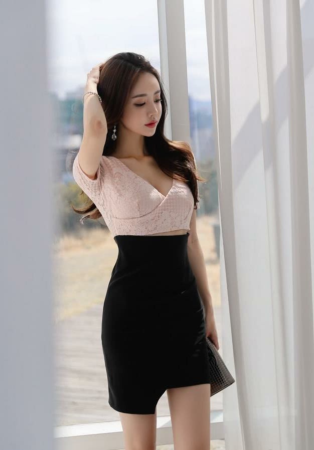 橱柜中的小姐姐俏丽身材为自己赚客源，网友：明明可以靠脸吃饭，