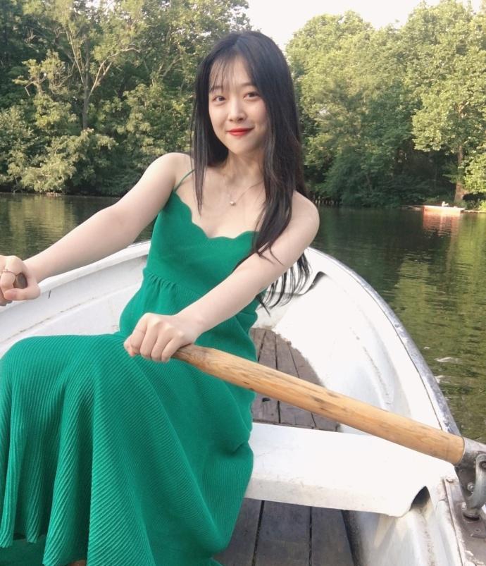 路人街拍，雪莉穿吊带连衣裙出游少女感爆棚 ????