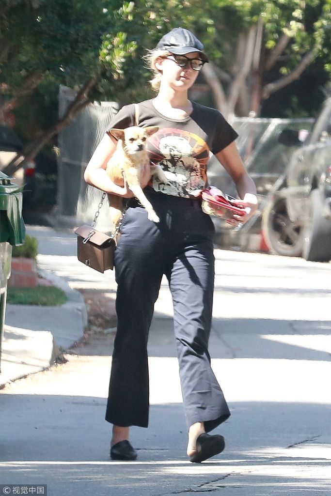 “大表姐”劳伦斯包包敞口不拘小节 素颜单手抱萌宠似路人甲