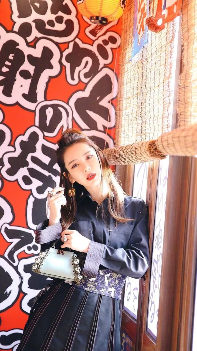 戚薇穿连体工服现身，却被吐槽“没有腰”网友：一般人穿不来！