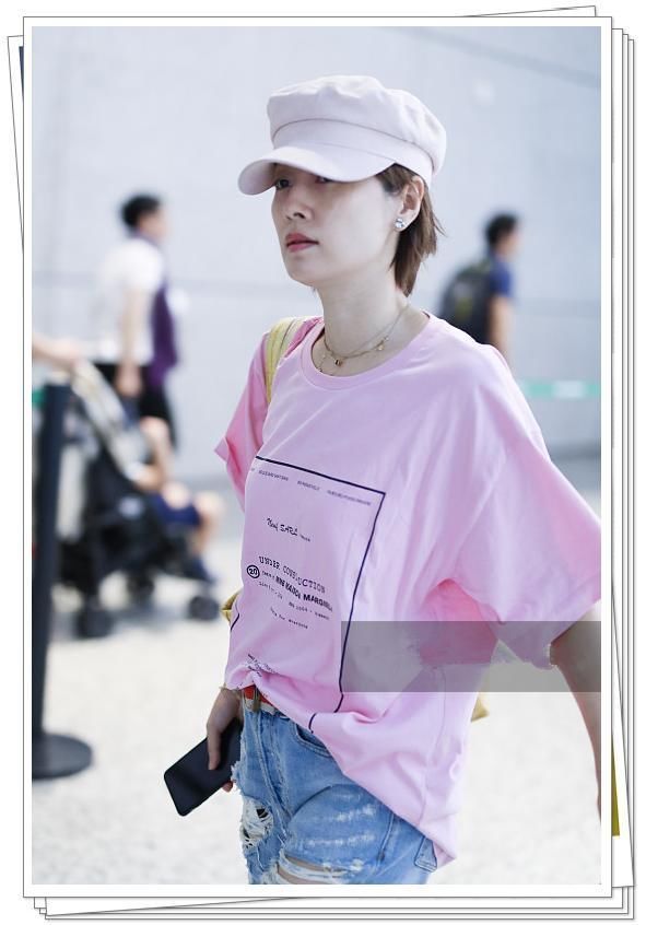 马伊琍够狠！42岁穿粉色T恤衫不输21岁张雪迎，网友：嫩炸了！