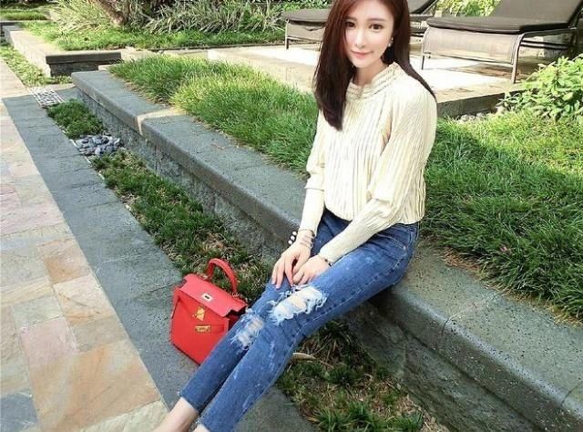  打造：小姐姐穿紧身牛仔裤，完美打造女性腿部线条，优雅大方有女人味