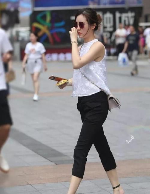  小姐姐■街拍：沉鱼落雁的小姐姐，一件白色短袖配黑色九分裤，时尚优雅